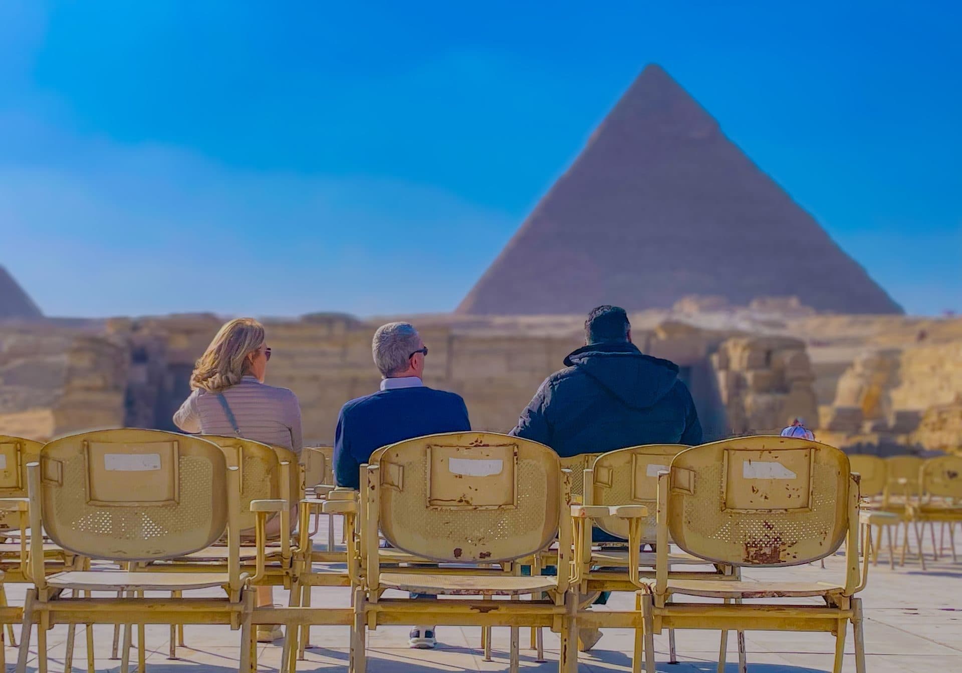 Travellers seated before the Great Pyramid of Giza