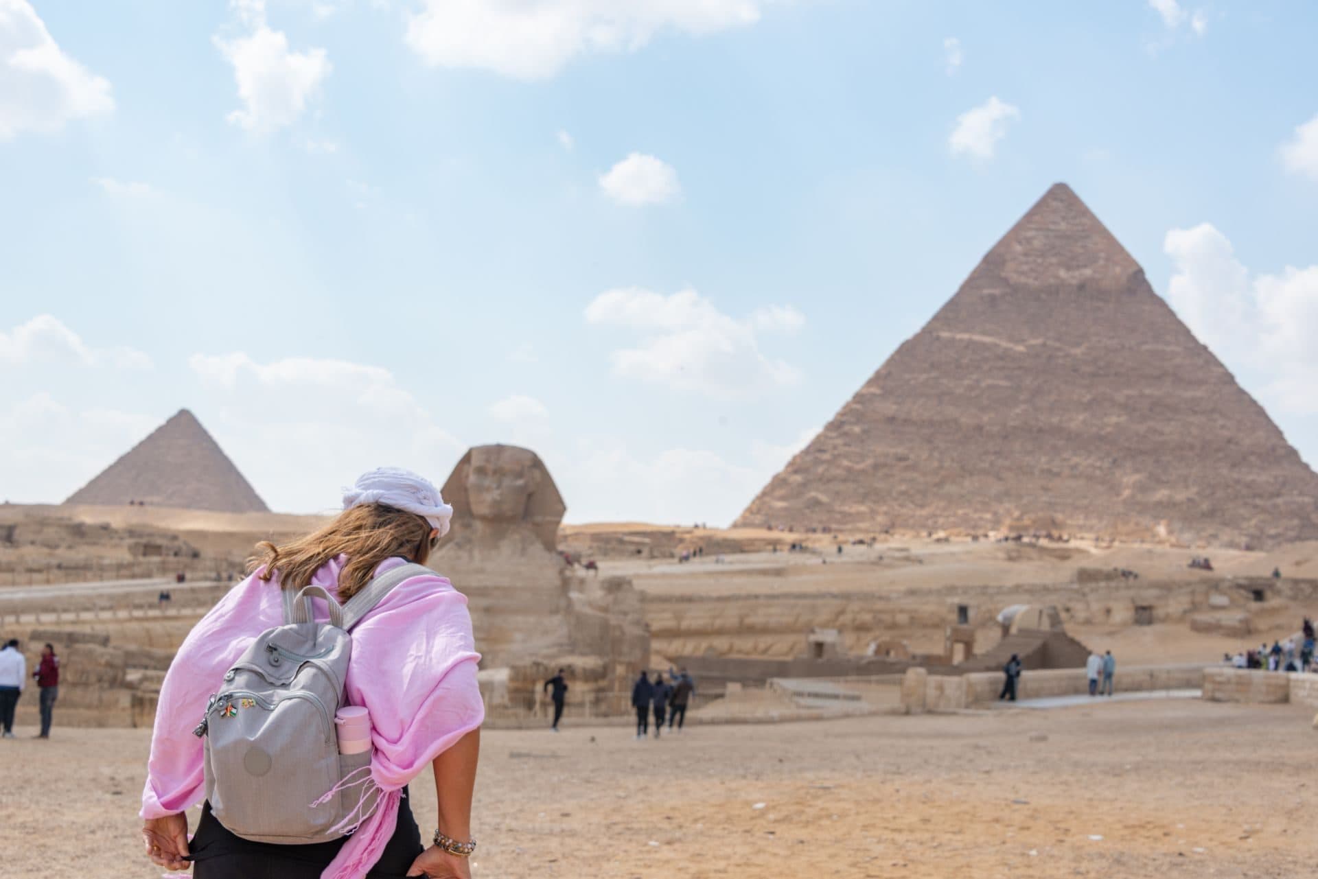 A traveller before the Sphinx and the Pyramid of Khafre